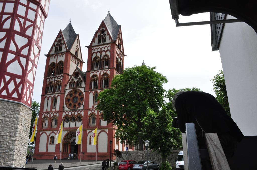 Hotel Gaestehaus Priester Limburg an der Lahn Exterior foto